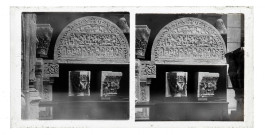 Moulages de tympan et de chapiteaux d'église, exposés au musée du Trocadéro de Paris (Seine).