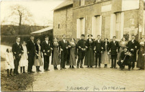 Daubeuf-près-Vatteville. [Portrait de fête avec violoniste].