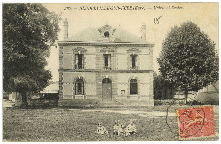 Heudreville-sur-Eure. Mairie et Ecoles.