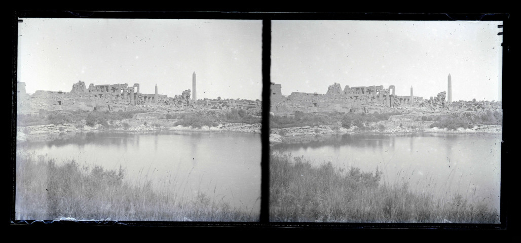 Vue générale du Nil et des vestiges du temple de Louxor (Égypte).