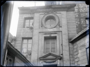 Fenêtres et œil de bœuf d'un hôtel particulier.