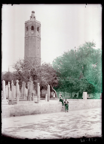 Cimetière au pied d'un minaret à Ourfa (Turquie).