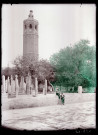 Cimetière au pied d'un minaret à Ourfa (Turquie).