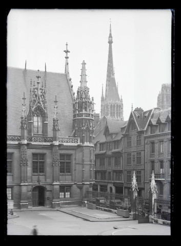 Cour du Palais de justice de Rouen (Seine-Maritime) et flèche de la cathédrale.