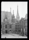 Cour du Palais de justice de Rouen (Seine-Maritime) et flèche de la cathédrale.