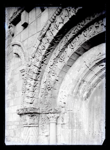 Colonnes et voussures ornementées d'église de campagne.