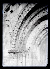 Colonnes et voussures ornementées d'église de campagne.