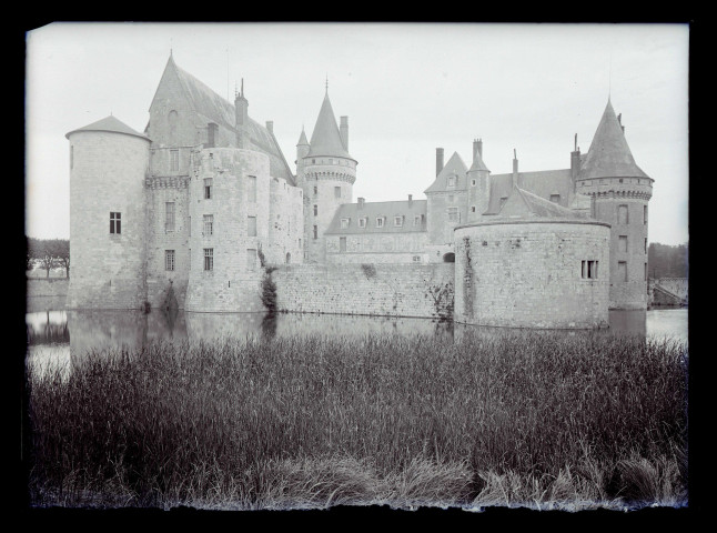 Tours et douves du château de Sully-sur-Loire (Loiret)