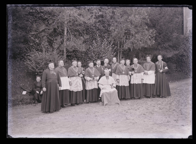 Ecclésiastiques en pèlerinage à Lourdes (Hautes-Pyrénées).