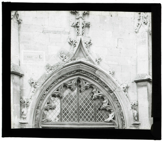 Château de Caen (Calvados), porte de la chapelle Saint-Georges.