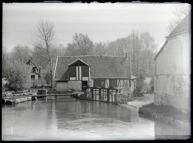 Système d'écluse sur l'Epte traversant la campagne normande.