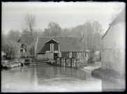 Système d'écluse sur l'Epte traversant la campagne normande.