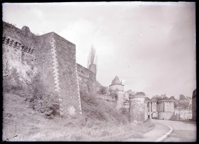 Porte Saint-Sulpice avec tours extra-muros de Fougères (Ille-et-Vilaine).