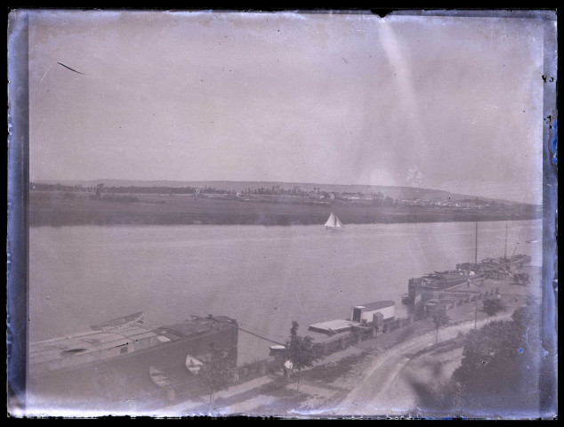 Bateaux sur un fleuve.