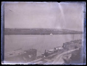 Bateaux sur un fleuve.