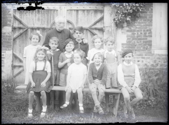 L'abbé Bretocq entouré de jeunes enfants.