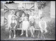 L'abbé Bretocq entouré de jeunes enfants.