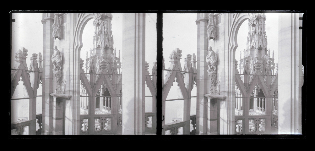 Pinacle d'une église italienne vue depuis les galbes de l'une de ses fenêtres.