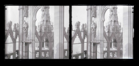 Pinacle d'une église italienne vue depuis les galbes de l'une de ses fenêtres.