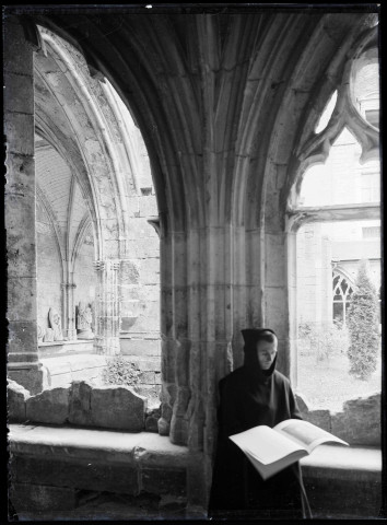 Moine bénédictin dans la galerie du cloître de l'abbaye Notre-Dame de Fontenelle de Saint-Wandrille-Rançon (Seine-Maritime).