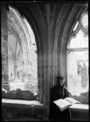 Moine bénédictin dans la galerie du cloître de l'abbaye Notre-Dame de Fontenelle de Saint-Wandrille-Rançon (Seine-Maritime).