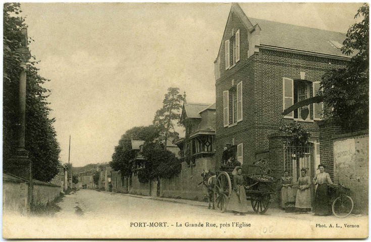 Port-Mort. La Grande Rue, près l'Eglise.