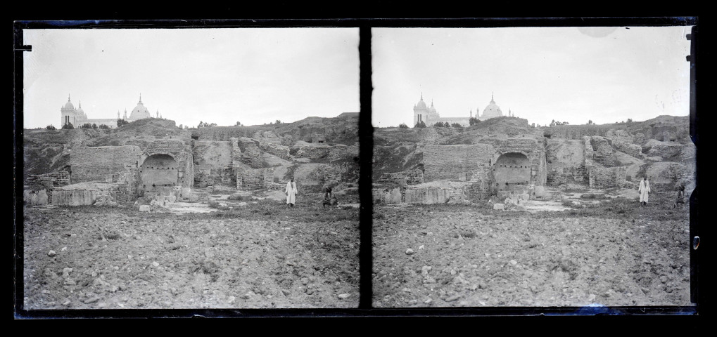 Ruines, vestiges et vue sur la cathédrale Notre-Dame-d'Afrique à Alger (Algérie).