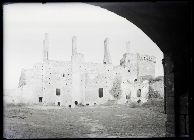 Pignons, tours, murs en pierre et ouvertures du château de Suscinio à Sarzeau (Morbihan).