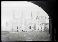 Pignons, tours, murs en pierre et ouvertures du château de Suscinio à Sarzeau (Morbihan).