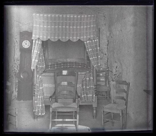 Intérieur d'une chambre, probablement une chambre d'hôtel (voir 7353).