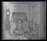 Intérieur d'une chambre, probablement une chambre d'hôtel (voir 7353).