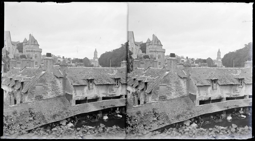 Femmes aux lavoirs de la Garenne, sur le bord de la Marle, à Vannes (Morbihan).