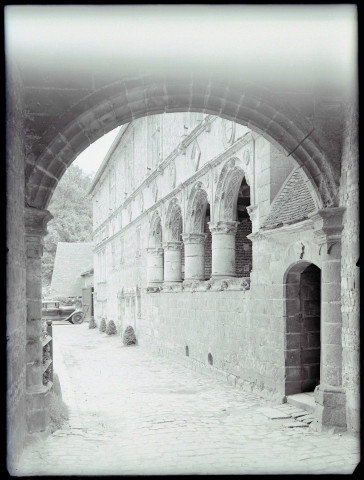 Cour intérieure vue de la galerie du manoir d'Ango de Varengeville-sur-Mer (Seine-Maritime).