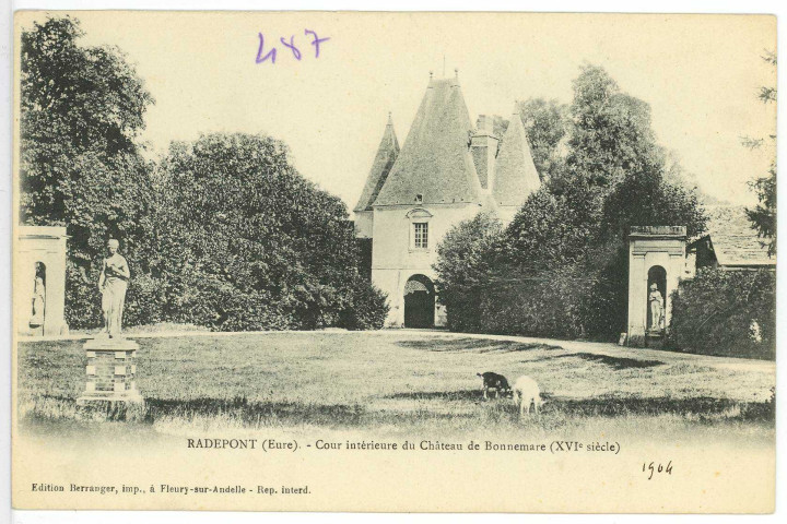 Radepont. Cour intérieure du Château de Bonnemare (XVIe siècle).