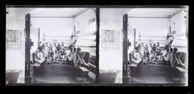 Jeunes tisserands de tapis dans leur atelier.