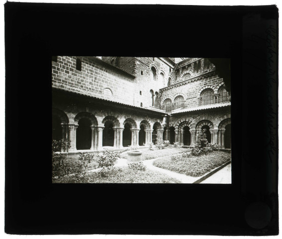 Cathédrale Notre-Dame-de-L'Annonciation du Puy-en-Velay (Haute-Loire), cloître.