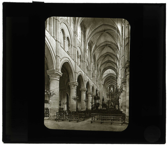 Cathédrale Saint-Pierre de Lisieux (Calvados), nef.