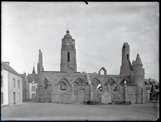 Clocher de l'église Saint-Guénolé derrière les ruines de la chapelle du mûrier à Batz-sur-Mer (Loire-Atlantique).