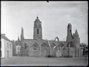 Clocher de l'église Saint-Guénolé derrière les ruines de la chapelle du mûrier à Batz-sur-Mer (Loire-Atlantique).