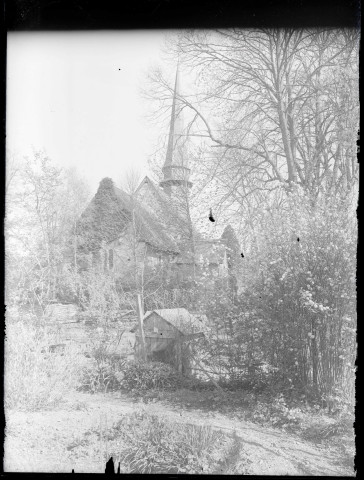 Vue d'ensemble de l'église de Ménesqueville (Eure).
