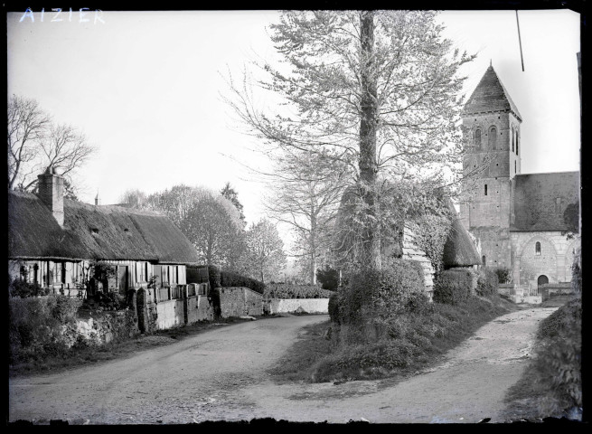 Vue sur l'église d'Aizier (Eure) depuis une ruelle du village.