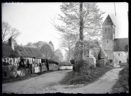 Vue sur l'église d'Aizier (Eure) depuis une ruelle du village.