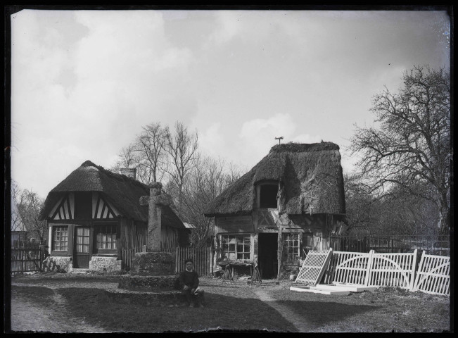 Chaumière normande et calvaire.