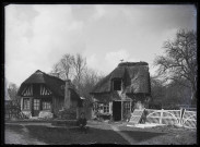 Chaumière normande et calvaire.