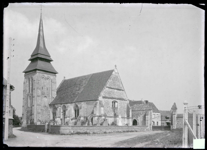 Vue d'ensemble de l'église et du cimetière du Plessis-Sainte-Opportune (Eure).