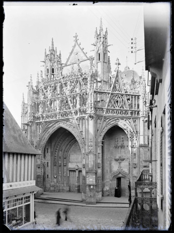 Porche de l'église Notre-Dame d'Alençon (Orne).