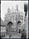 Porche de l'église Notre-Dame d'Alençon (Orne).