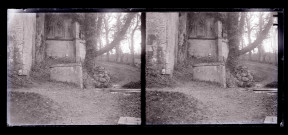 Fontaine à l'angle d'un édifice religieux en ruines dans la campagne.