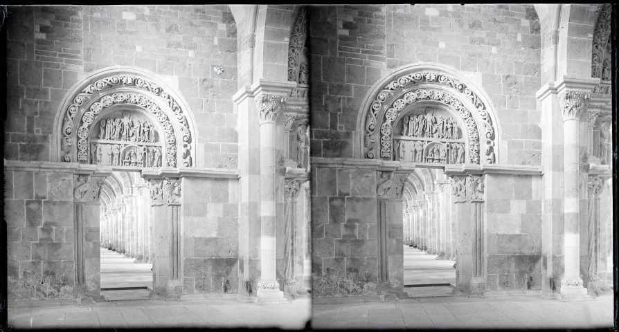 Tympan du portail latéral nord du narthex représentant l'Apparition du Christ aux disciple d'Emmaüs et aux apôtres de l'église de la Madeleine de Vézelay (Yonne).