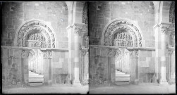 Tympan du portail latéral nord du narthex représentant l'Apparition du Christ aux disciple d'Emmaüs et aux apôtres de l'église de la Madeleine de Vézelay (Yonne).